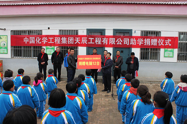 为当地小学捐赠电脑.jpg