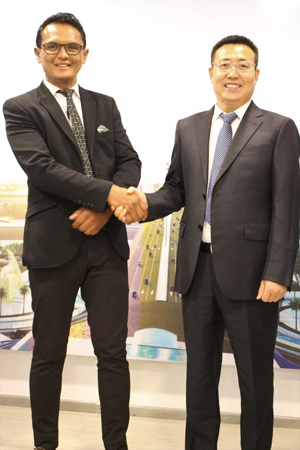 2.4-集团公司总经理闫广天与马达加斯加总统顾问吉哈亲切握手.webp.jpg