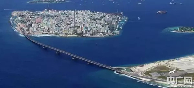 1.8-马尔代夫当地时间2018年8月30日，中马友谊大桥正式通车，结束了马尔代夫没有跨海大桥的历史。（图片来源：央广网）.webp.jpg