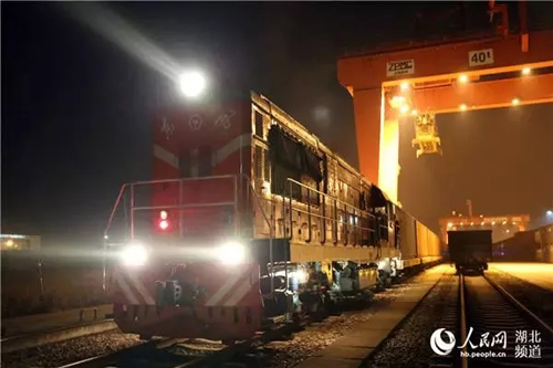1.0-2019年2月，匈塞铁路项目施工钢梁搭乘中欧班列前往欧洲，图为列车从武汉吴家山站安全开出。（图片来源：人民网）.webp.jpg