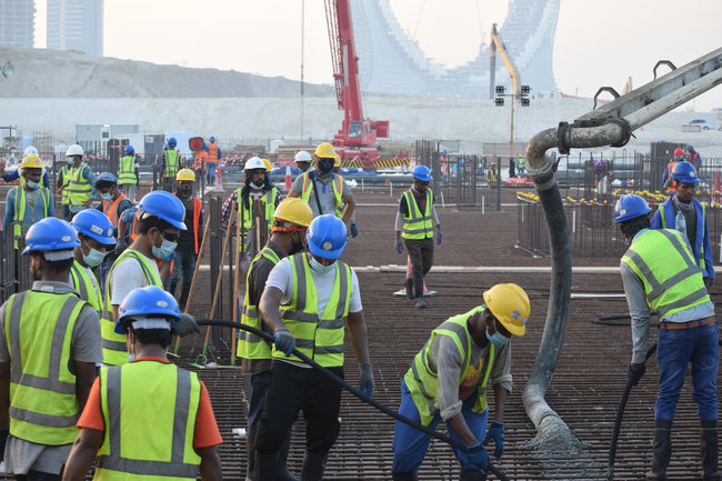 中铁十八局集团卡塔尔公司承建的格湾岛项目筏基施工现场（李松林 摄）_副本.JPG